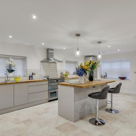 Spacious 6-Bed Home, Near The Norfolk Broads Clippesby Экстерьер фото