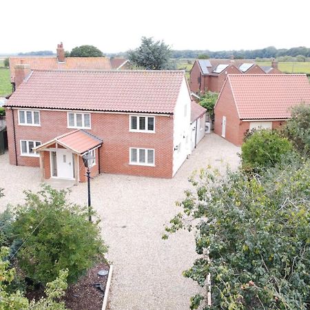 Spacious 6-Bed Home, Near The Norfolk Broads Clippesby Экстерьер фото