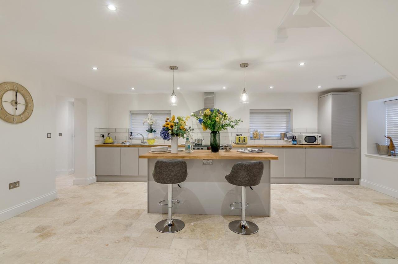 Spacious 6-Bed Home, Near The Norfolk Broads Clippesby Экстерьер фото