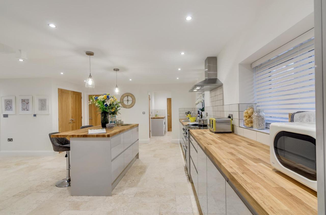 Spacious 6-Bed Home, Near The Norfolk Broads Clippesby Экстерьер фото