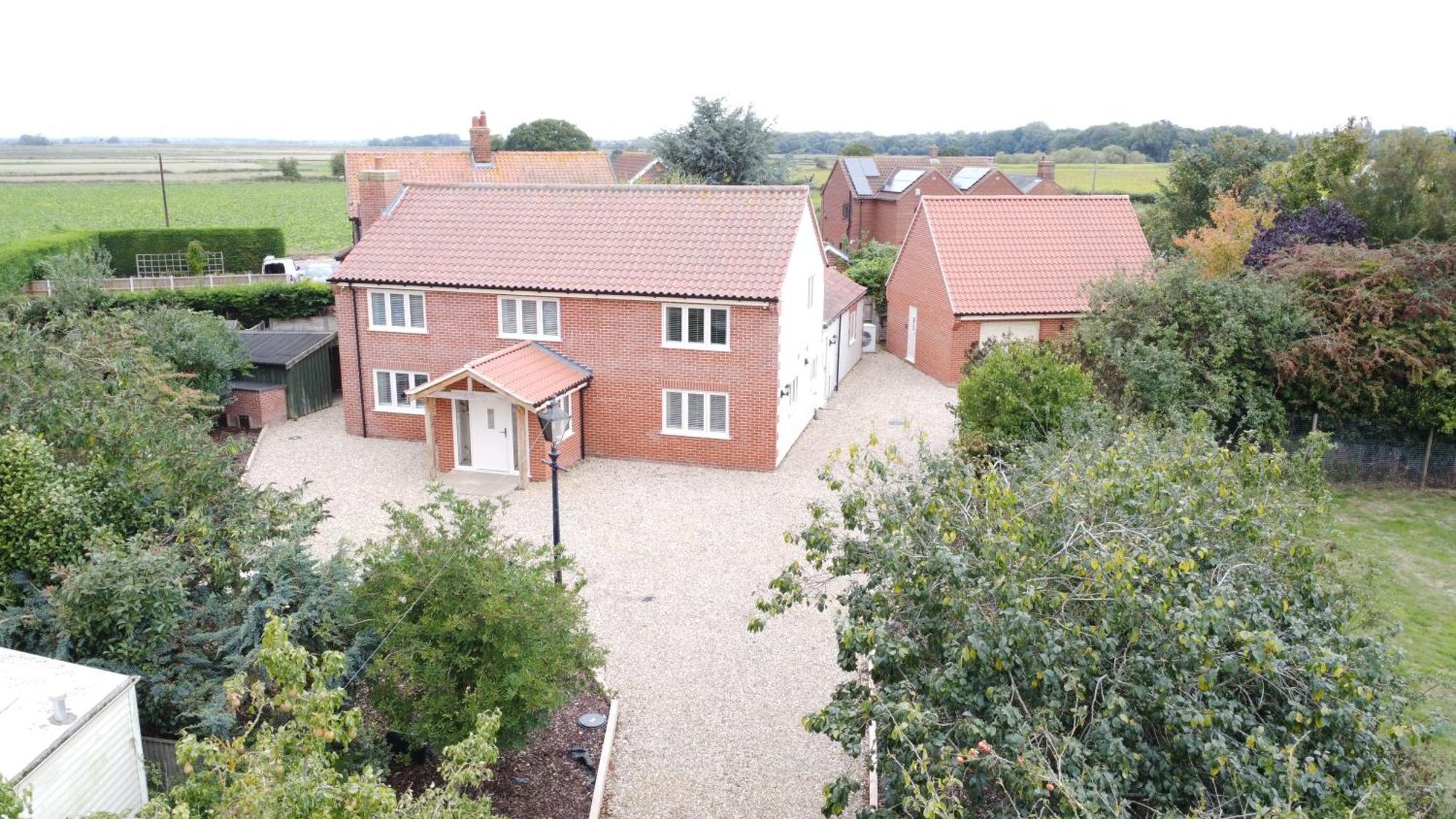 Spacious 6-Bed Home, Near The Norfolk Broads Clippesby Экстерьер фото